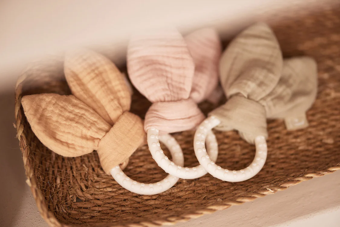 Beißring Hasenohren Olive – Bild 2